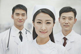两个医生和护士照片