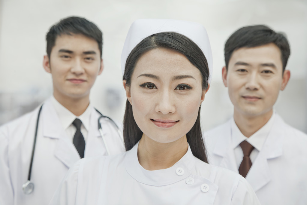 两个医生和护士照片