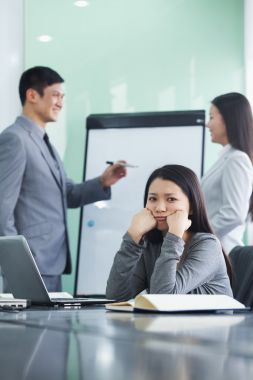 在一次會(huì)議中的無聊女商人圖片