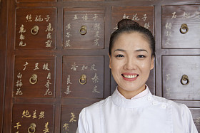 位医生，在药橱照片