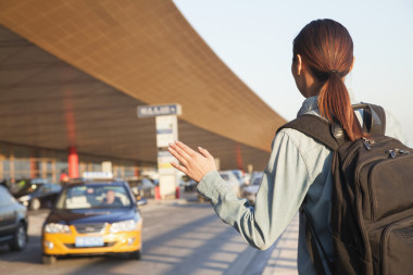 旅行者攔輛出租車在機(jī)場(chǎng)圖片