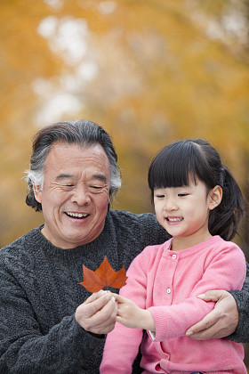 爷爷和孙女在公园图片