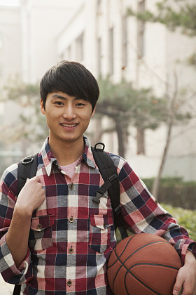 在大学校园里的学生肖像图片