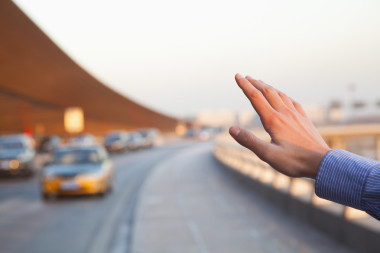 旅行者攔輛出租車的手