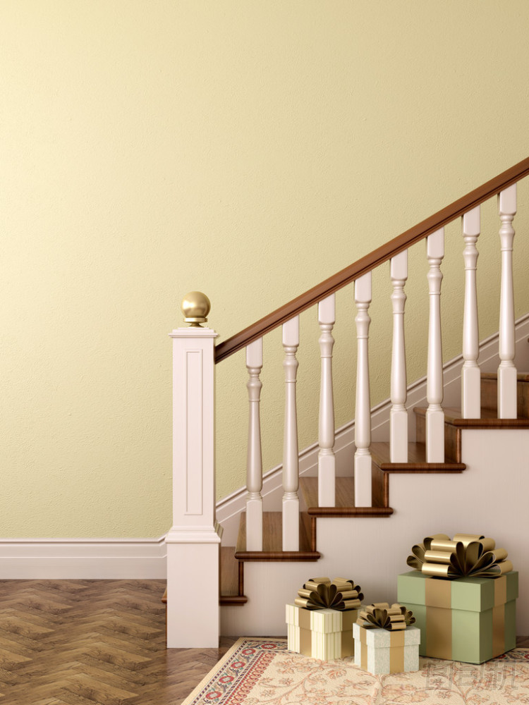 在樓梯附近的禮物圖片