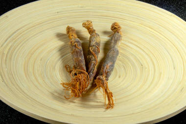 人參根在一個黃色的木板上.中醫(yī)藥