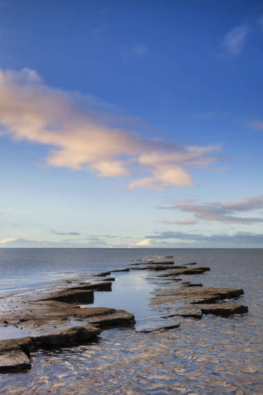 美麗的懸崖峭壁和云彩形成的海洋景觀上史詩般的多彩的日出