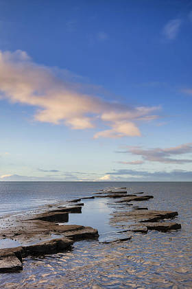 美丽的悬崖峭壁和云彩形成的海洋景观上史诗般的多彩的日出