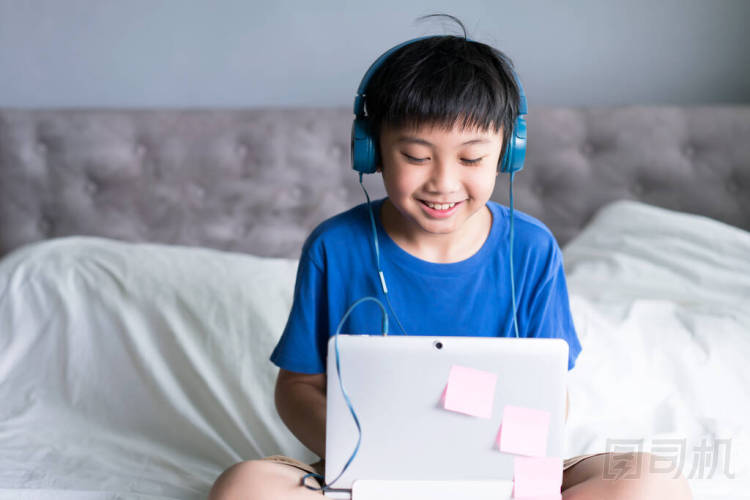 小男孩在網(wǎng)上游戲或教育中使用筆記本電腦