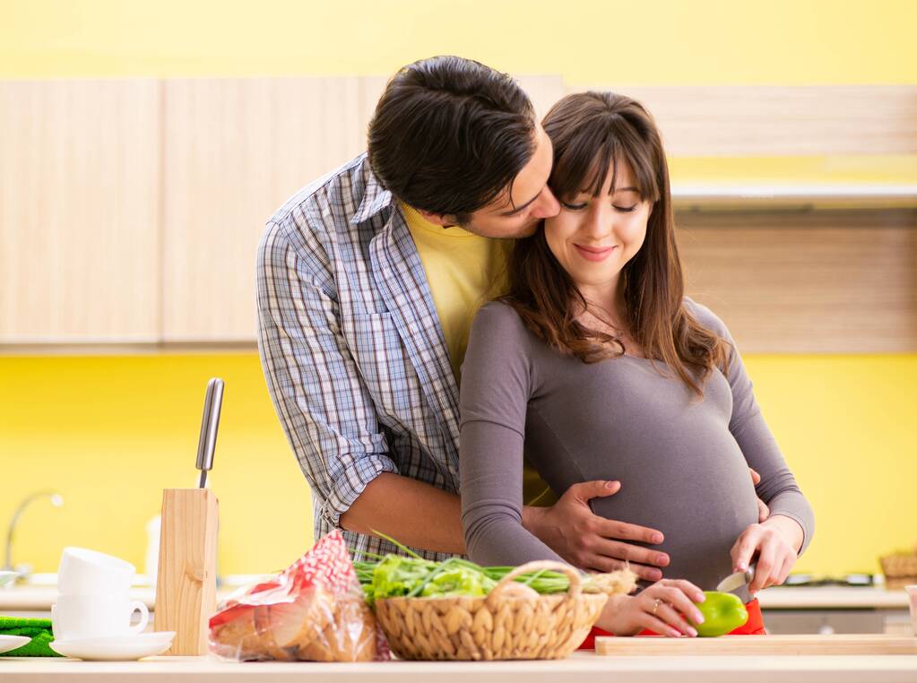 男人和孕妇在厨房里准备沙拉图片 男人和孕妇在厨房里准备沙拉图片