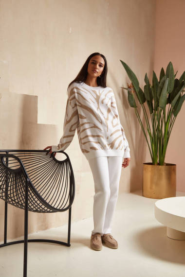 漂亮的黑發(fā)女人自然妝容穿時(shí)尚服裝休閑裝規(guī)范風(fēng)格白色針織羊毛褲西服浪漫的約會(huì)約會(huì)步行附件室內(nèi)布荷樓梯花盆扶手椅