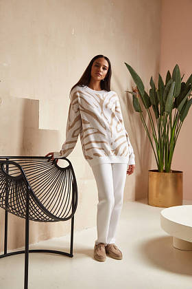 漂亮的黑发女人自然妆容穿时尚服装休闲装规范风格白色针织羊毛裤西服浪漫的约会约会步行附件室内布荷楼梯花盆扶手椅