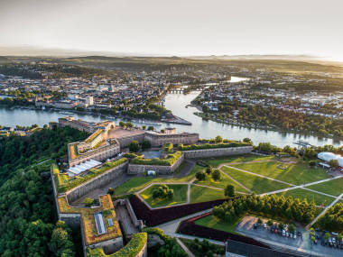 日落期间德国Ehrenbreitstein要塞和科布伦茨市的空中景