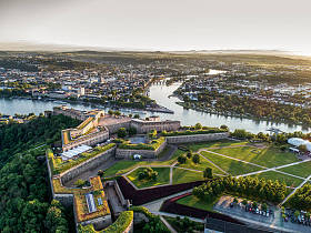 日落期间德国Ehrenbreitstein要塞和科布伦茨市的空中景