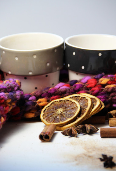 肉桂棒和干的橘子圖片