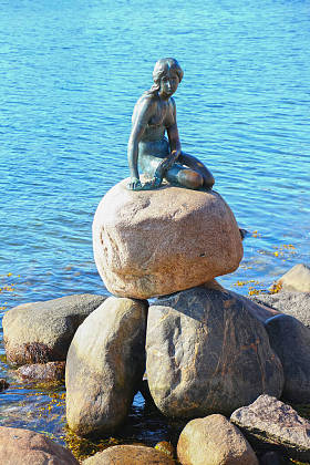 小美人鱼雕像和地标.这是一个青铜做的女孩坐在一块大石头上.该雕塑陈列在丹麦哥本哈根Langelinie大道水边的一块岩石上. 