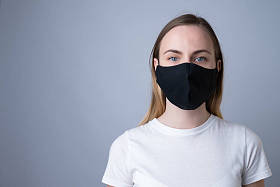 戴着黑色医疗面罩的女人，与灰色背景隔离