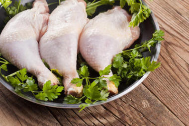 在煎鍋中雞腿圖片