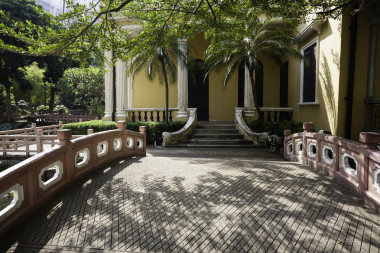 橋橫跨在澳門城市公園池塘.圖片