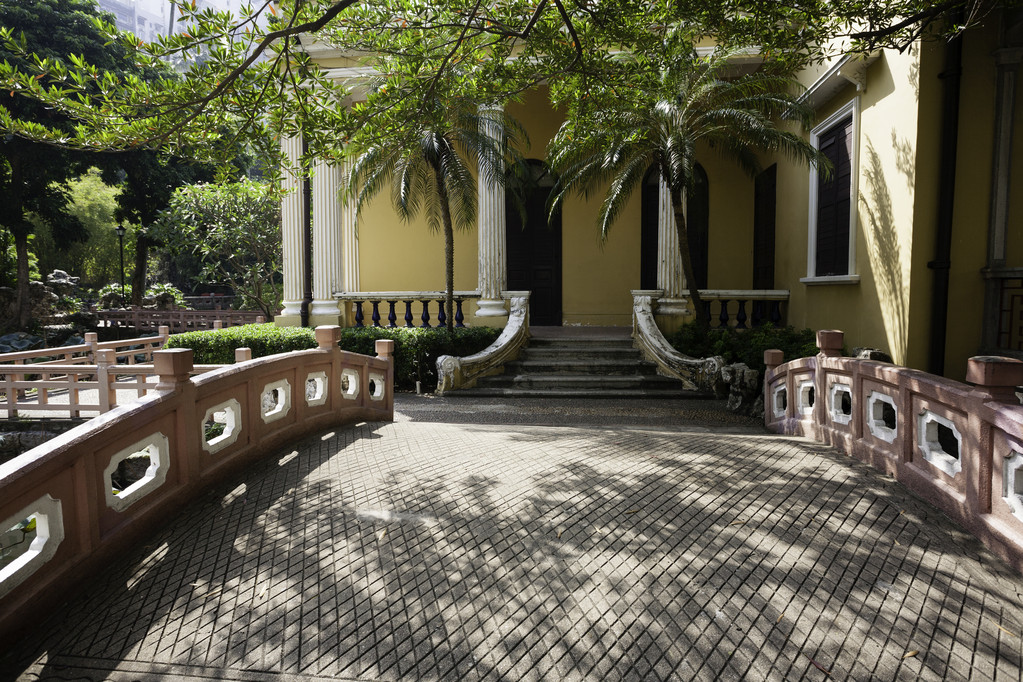 桥横跨在澳门城市公园池塘.图片 桥横跨在澳门城市公园池塘.图片