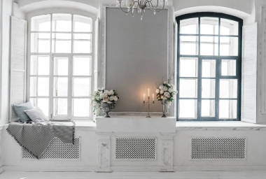 工作室的內(nèi)部。窗臺的設(shè)計。蠟燭、枕頭和毛毯