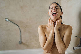 浴室大笑淋雨的女性图片照片