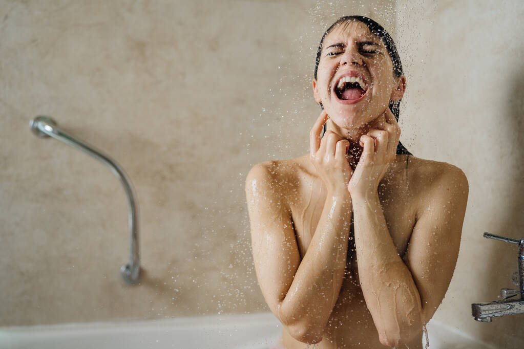 浴室大笑淋雨的女性图片照片 浴室大笑淋雨的女性图片照片