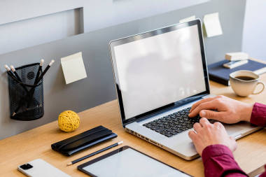 寫字樓和平板電腦顯示屏、辦公用品、咖啡杯和辦公室私人配件的時(shí)尚家庭寫字樓組成