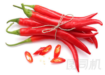 莢香辣紅辣椒在白色背景上