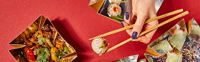 全景概念：女人在外卖盒红色中餐附近拿着带有蒸包的筷子