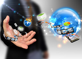 商人持有世界各地的社交媒体的想法