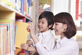 学生和老师以书图片