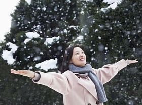 双臂感觉雪的女人图片