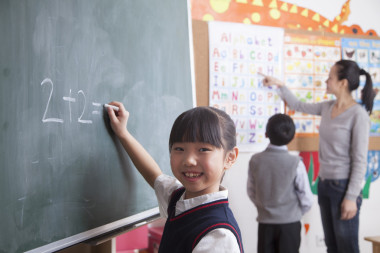 女生做黑板上的数学方程图片
