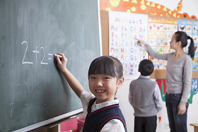 女生做黑板上的数学方程图片