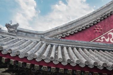 中国建筑装饰华丽的屋顶瓦照片