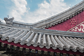 中国建筑装饰华丽的屋顶瓦照片