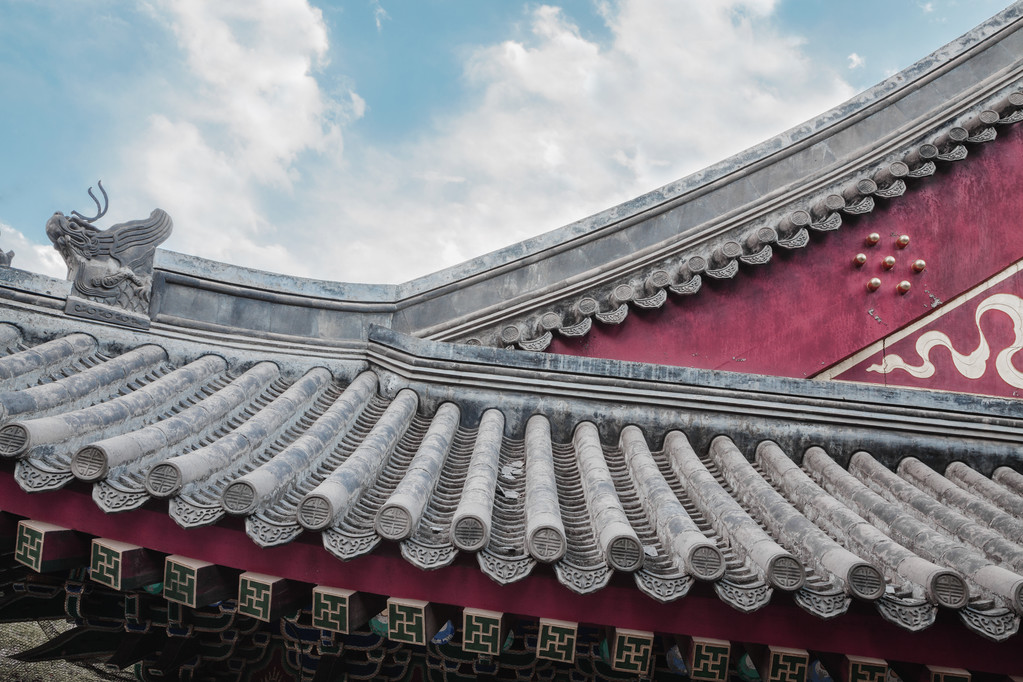 中国建筑装饰华丽的屋顶瓦照片