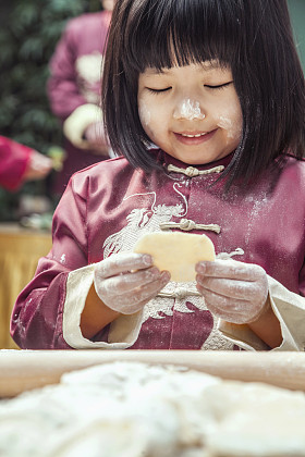 饺子在传统服装的小女孩图片