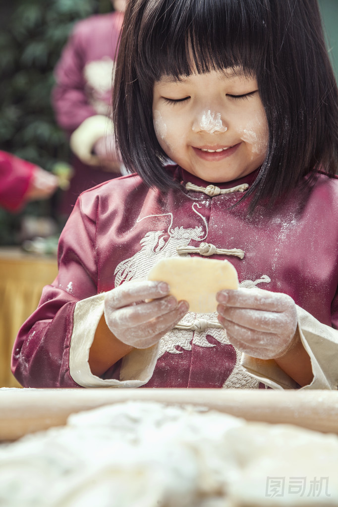 餃子在傳統(tǒng)服裝的小女孩圖片