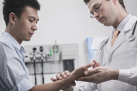 医生检查病人脉搏在手腕上图片