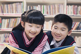 学校的孩子阅读的书在图书馆