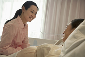 怀孕的女人说话的护士图片