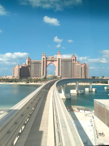 白天在迪拜乘坐棕櫚樹單軌鐵路