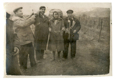 男人和女人慶祝葡萄豐收