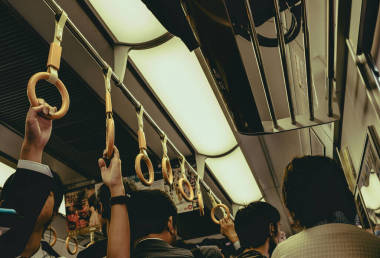 在日本，乘客站在地鐵或空中列車時(shí)，手握帶子