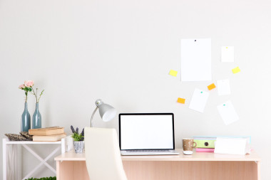 工作場所在家與筆記本電腦，關(guān)閉