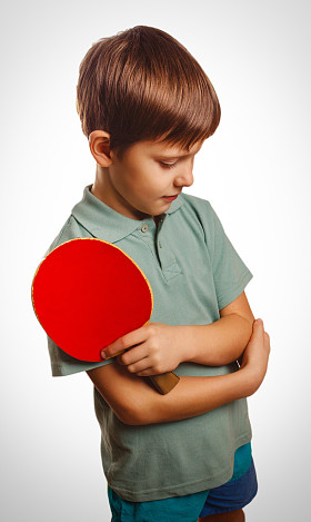 运动员男孩打乱丢失的挫折乒乓球 ping pong 情绪