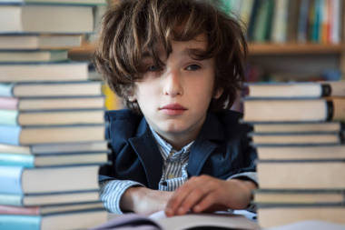 在家學(xué)習(xí),網(wǎng)上學(xué)習(xí),自我隔離的概念.孩子們在網(wǎng)上用書本、課本和電腦做作