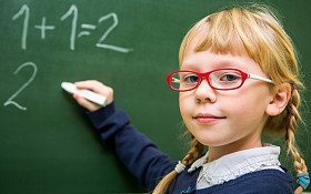 孩子在学校，学校使用算盘里的女孩